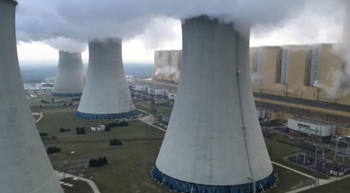 Clima, verso la Cop24. Greenpeace scala centrale a carbone